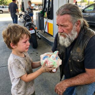 A Young Boy’s Heartfelt Gesture Toward a Stranger Moved Everyone