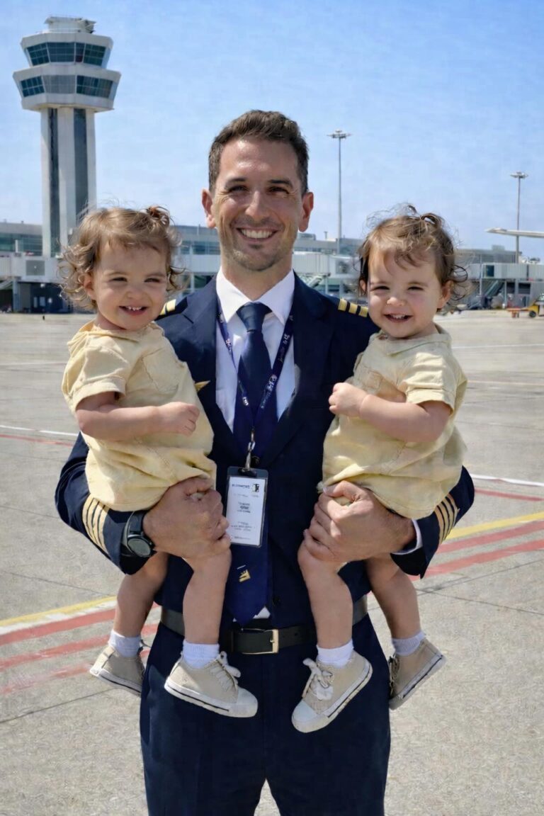 Today my twin daughters turn one! 🥰👶❤️ As their dad, it would make me very happy if you could wish them a happy birthday.